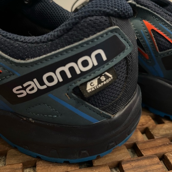 Size 5Y- Salomon Trail Shoe, waterproof, Quicklace feature, great traction - Picture 5 of 6